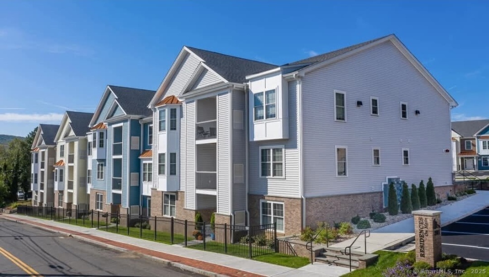 301 Main, Bristol, 06010, 2 Bedrooms Bedrooms, 0 ,2 BathroomsBathrooms,Residential Rental,For Sale,Main,0,24161178