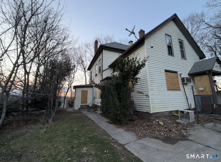 76 Chapman, Waterbury, 06710, 8 Bedrooms Bedrooms, 0 ,2 BathroomsBathrooms,Multi-family For Sale,For Sale,Chapman,0,24174915
